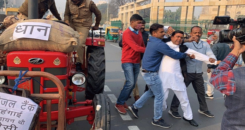 UP विधानसभा में हुआ जमकर हंगामा, सपा के विधायक गन्ना, टैक्टर, पेट्रोल और डीजल लेकर पहुंचे UP विधानसभा में हुआ जमकर हंगामा, सपा के विधायक गन्ना, टैक्टर, पेट्रोल और डीजल लेकर पहुंचे